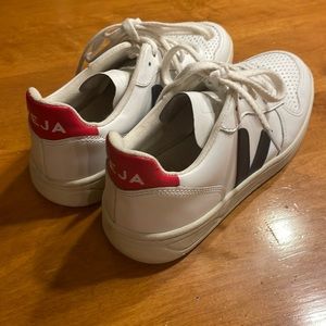 Cute Veja V-10 Sneakers size 37, fits like 7.5